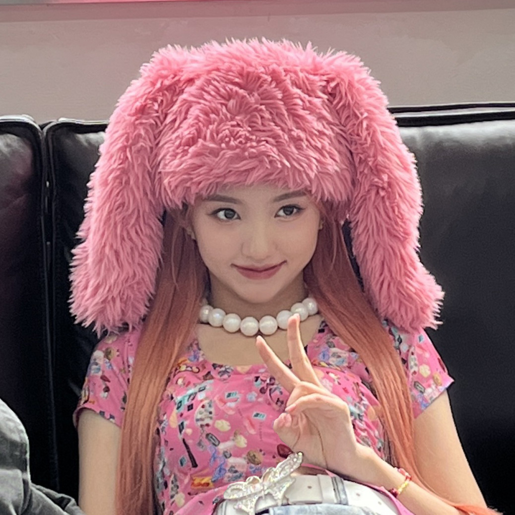 official_kep1er's tweet photo. [#Kep1er_StaffView 👀]

복실복실 예서의 토끼 귀가
뿅 튀어나와버렸다!! 🐰

이럴 땐...!

어쩔 수 없지!
복복 쓰다듬기... 💘

#강예서 #YESEO
#Kep1er #케플러 https://t.co/S2uoUfFZit