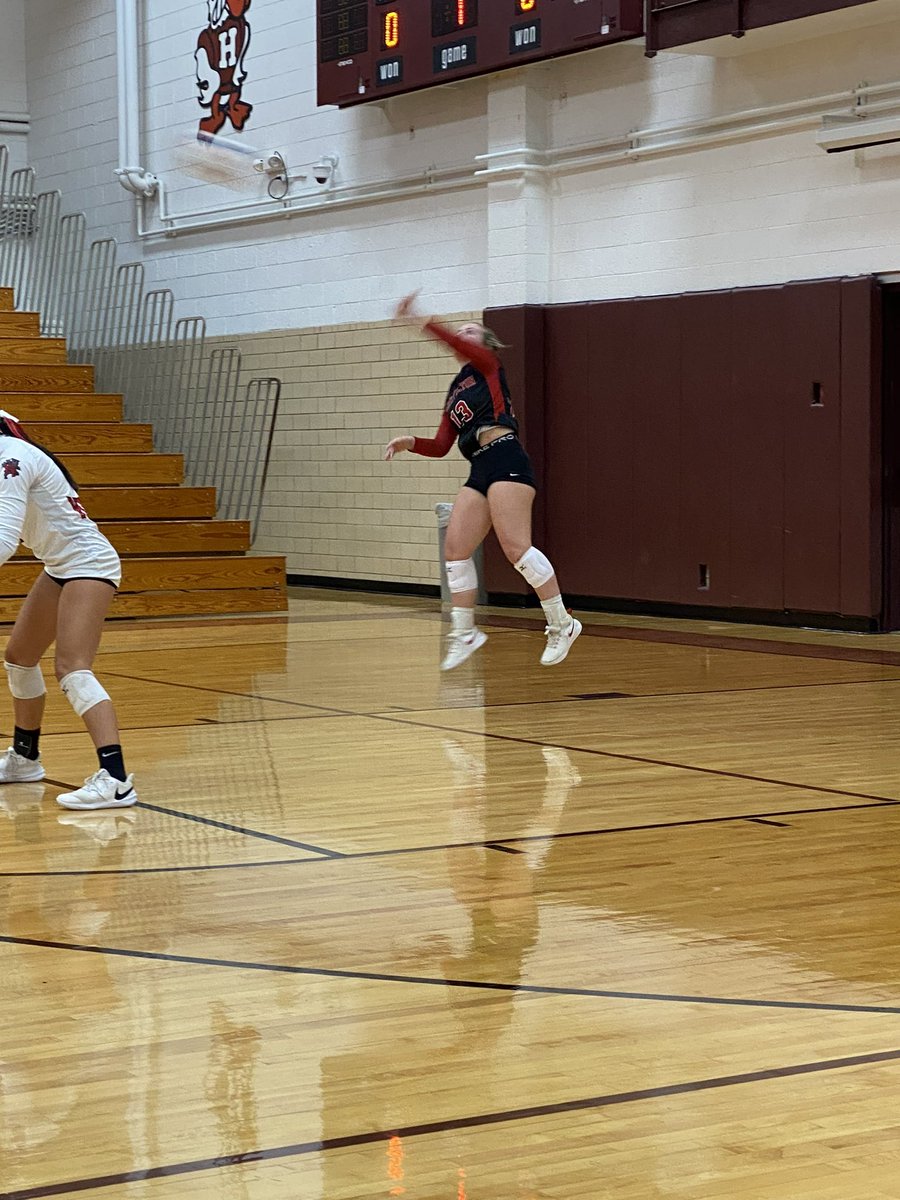 McTeacher5's tweet photo. 👏🏼North Fulton (4-3) with a W @ Havana. Bradford 7 digs; Yaste 2 aces; @oliviamiller_03 15 points, 21 assists, 3 aces; @samthum06 7 kills; @mpatter36 8 points; @CaliHanson3 6 kills, 6 blocks🙌🏼. JV with a W in 2 sets. #letsgocats #4teamvalley #nfwildcats  @FCusd3 @ErinTasker13 https://t.co/lDd1eXiKVv