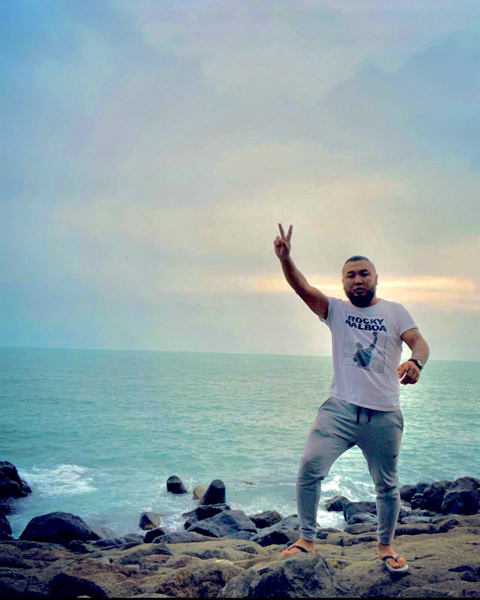 Хуруу гараа гозойлгоцон хар хүн Хар Тэнгисийн эргээр тэнэж явж