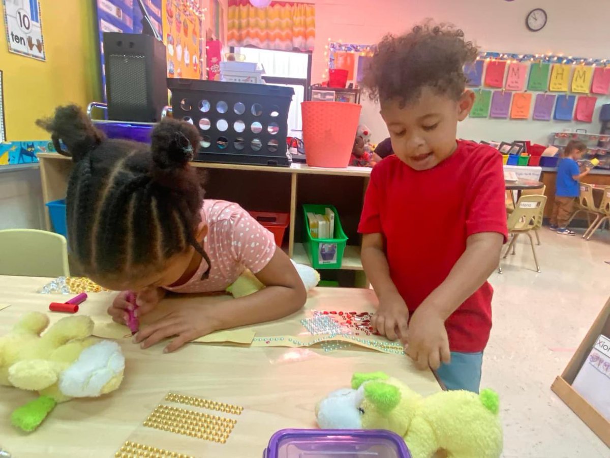 gwenj71's tweet photo. Alta Vista PreK students in Ms. Del Real’s class are participating in hands-on activities to reinforce already introduced concepts and skills using a wide range of open-ended materials through play.
#buildexploreplaydream 🦺⚒️🚧🧰
@WacoISD https://t.co/wc5ImvK2i7