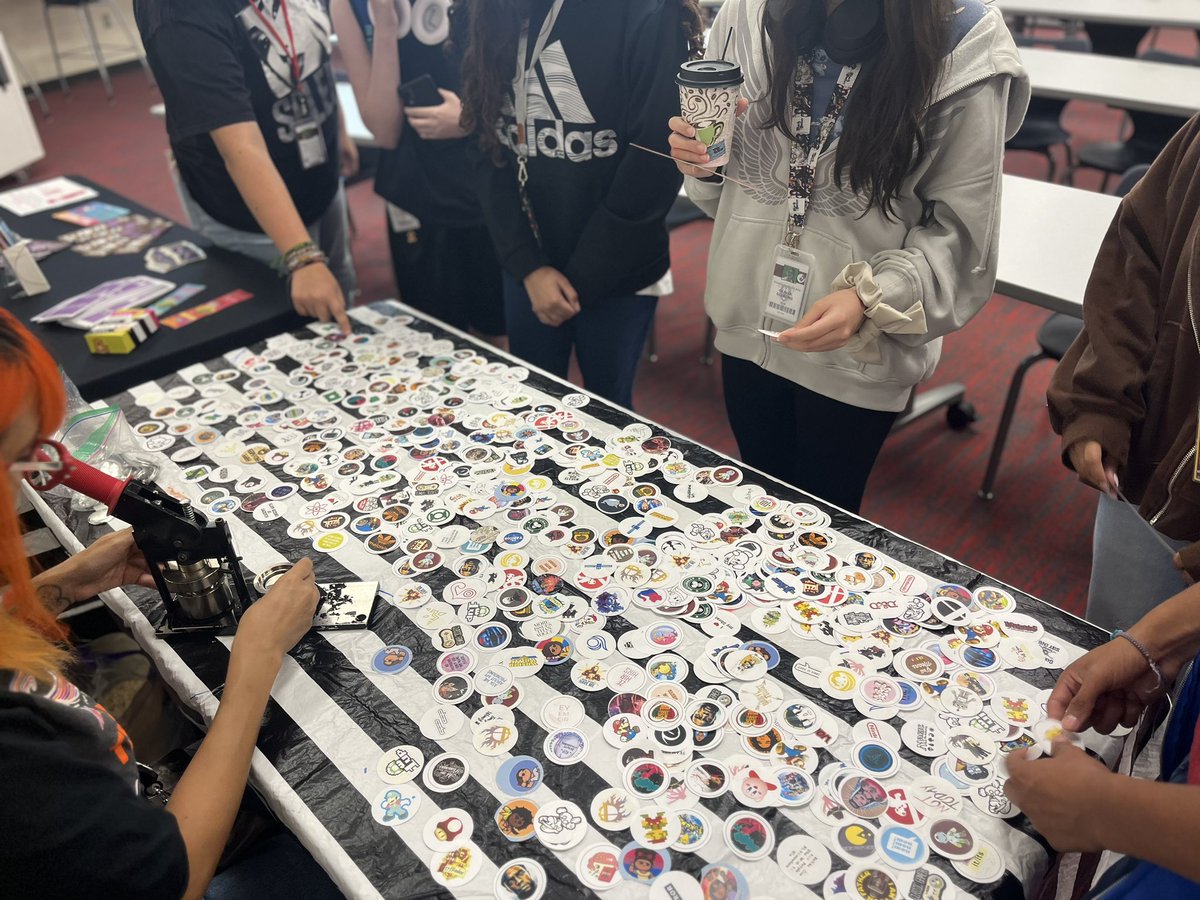 TaftHSLibrary's tweet image. Thank you to Lisa, the @210teenlibrary rep., who came out to our library today to help us celebrate and promote Library Card Sign-Up Month! The students really enjoyed it! 

#raiderslibrary 

@NISDLib 
@NISDTaft