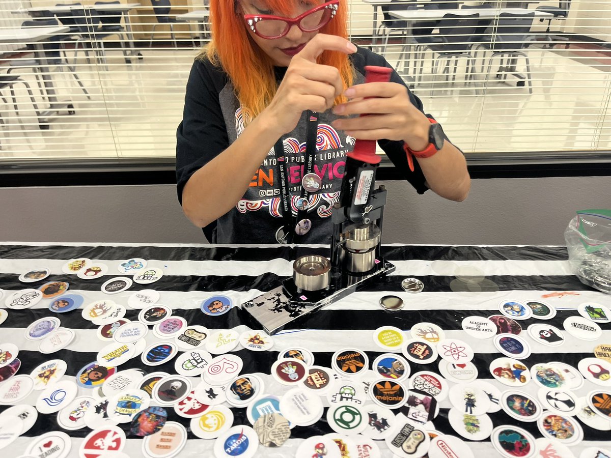 TaftHSLibrary's tweet image. Thank you to Lisa, the @210teenlibrary rep., who came out to our library today to help us celebrate and promote Library Card Sign-Up Month! The students really enjoyed it! 

#raiderslibrary 

@NISDLib 
@NISDTaft