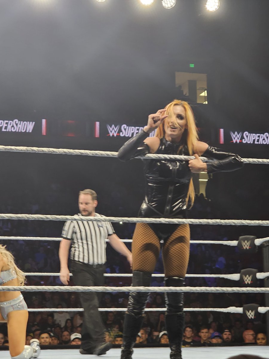 22TheIcon22's tweet photo. @BeckyLynchWWE #WWEBOISE  . https://t.co/tHllucnc01