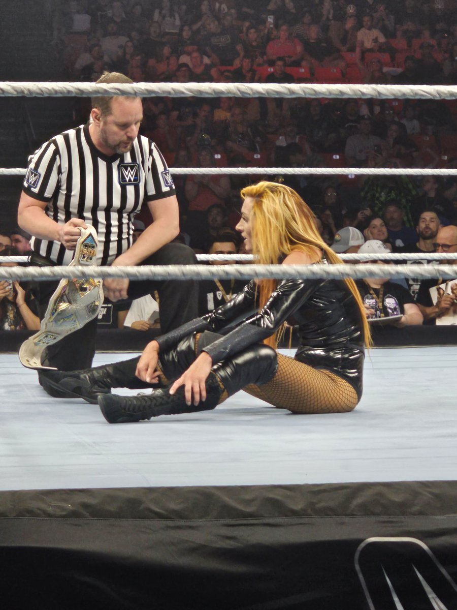 22TheIcon22's tweet photo. @BeckyLynchWWE #WWEBOISE  . https://t.co/tHllucnc01