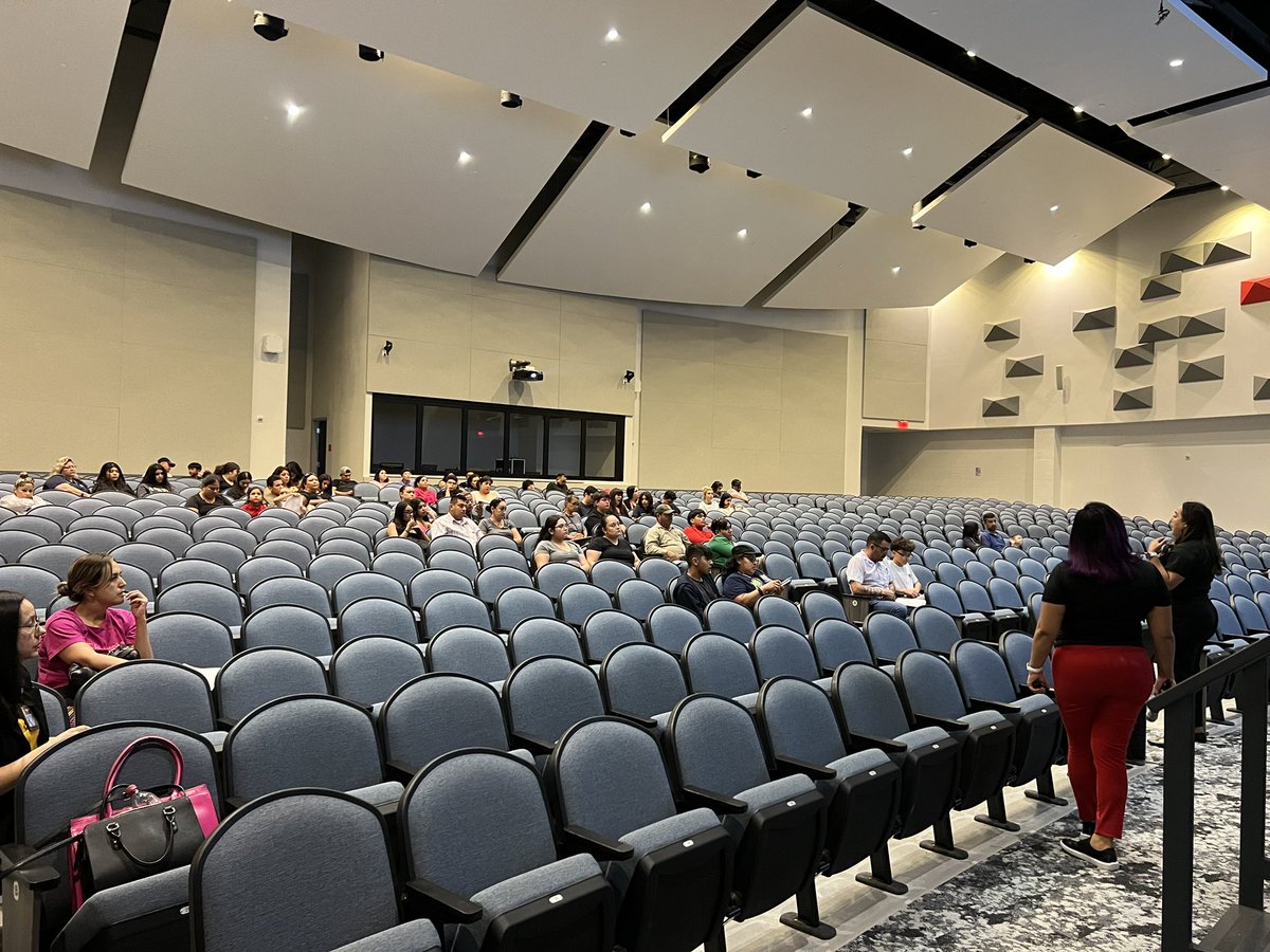 SEC_BULLDOGS's tweet photo. SEC 9th grade parents and students gained a better understanding of dual credit this evening. #SECPRIDE @EOlivas_SHS @CAlvarez_SEC https://t.co/M0pBe01Qy6