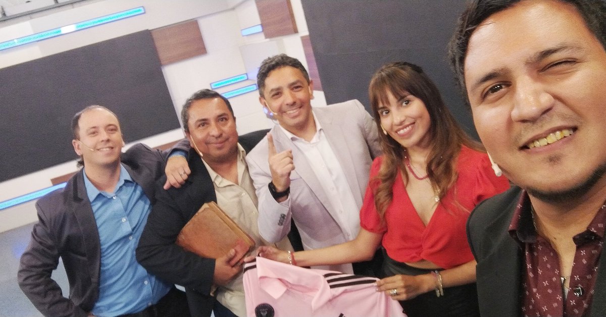 ElClasicoOk's tweet photo. #ElClasico 💪Gracias por acompañarnos una semana más!
Les dejamos un guiño de #Nico,una sonrisa de #Mily,un puñito de #Leo,mucha historia con el libro de #Barrionuevo y un look bomba de #Santy para q no nos extrañen 😂
Lunes 21hs por #TelefeSalta https://t.co/PslRzvR2uO