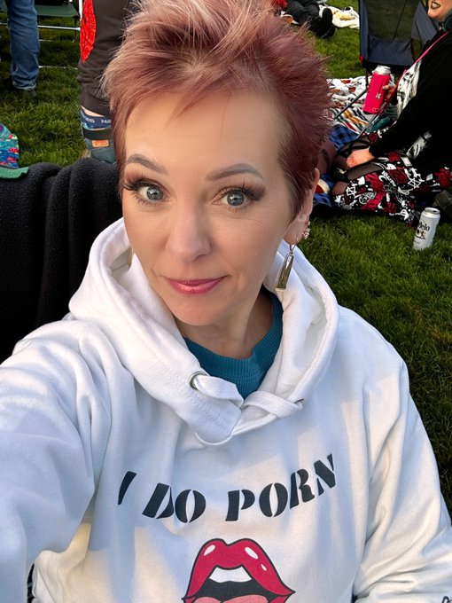 Love the looks I get wearing my favorite sweatshirt to Rob Zombie/Alice Cooper tonight! @get_clrd https://t