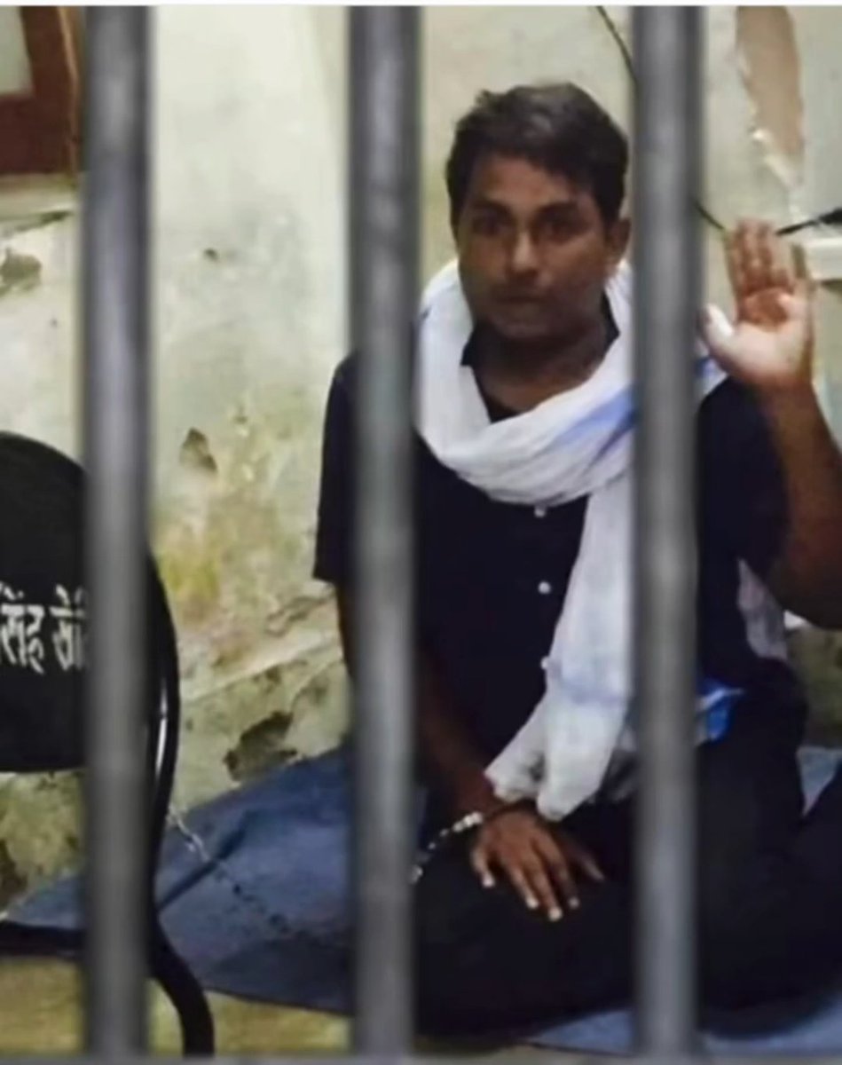 नरेश मीणा का कसूर बस इतना सा था कि उसने अन्याय  के विरुद्ध आवाज उठाई थी। क्या लोकतंत्र  में किसी गरीब के लिए आवाज उठाना गुनाह है! <a href="/ashokgehlot51/">Ashok Gehlot</a>
@NareshMeenaINC
#नरेश_मीना_को_जमानत_दो
#ReleaseHadotiNaresh