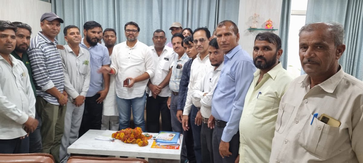 MohammadS75763's tweet photo. आदरणीय @_lokeshsharma जी को जन्मदिन की हार्दिक बधाई एवं शुभकामनाएं।
आज आपके #जन्मदिन के शुभ अवसर पर #देशवाली_विकास_बोर्ड की सौगात देकर सामाजिक,आर्थिक, राजनैतिक और शैक्षिक रूप से पिछड़े हुए मुस्लिम #देशवाली_समाज से ढेर सारा आशीर्वाद प्राप्त करें।
@_lokeshsharma G
@ashokgehlot51 जी https://t.co/9Ypmy7uQpq