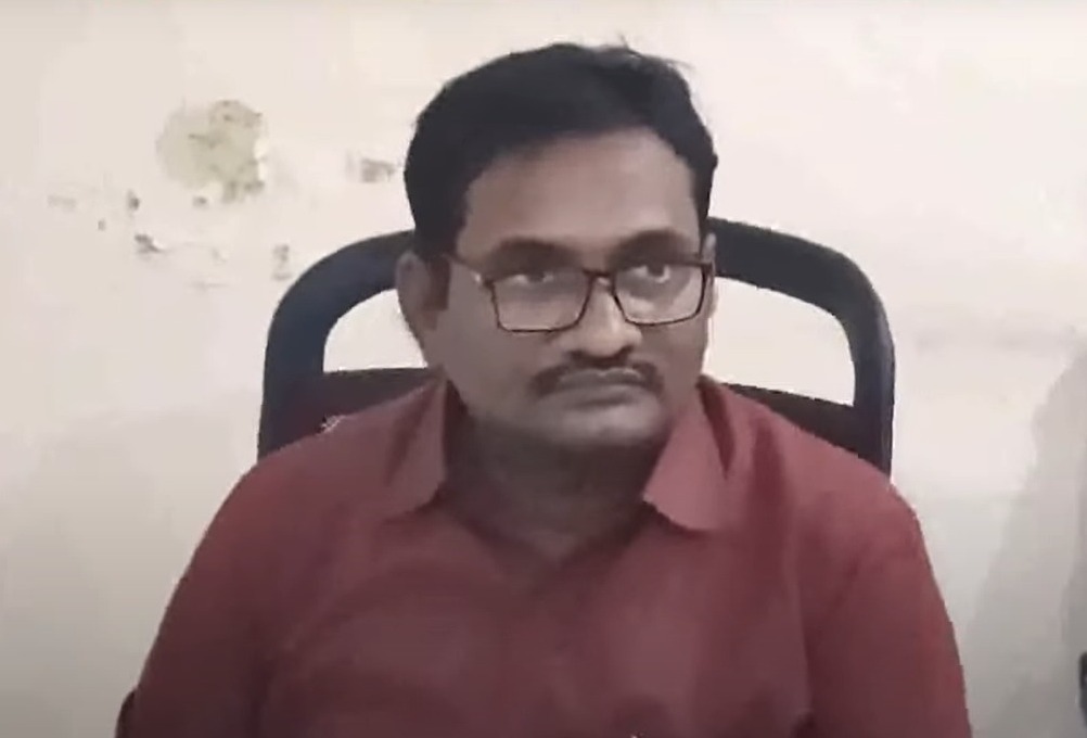 TeluguScribe's tweet image. చెప్పిన మాట వినడంలేదని ఎమ్మార్వో చెంపపగలకొట్టిన వైసీపీ నేత

ప్రకాశం - సంతనులపాడు ఎమ్మార్వోగా పనిచేస్తున్న లక్ష్మీనారాయణరెడ్డికి, సంతనూతలపాడు వైసీపీ మండలాధ్యక్షుడు, స్థానిక జడ్పీటీసీ సభ్యురాలి భర్త దుంపా చెంచిరెడ్డికి మధ్య 10 ఎకరాల పోరంబోకు భూమి కోసం గతకొన్ని రోజులుగా వాగ్వదం