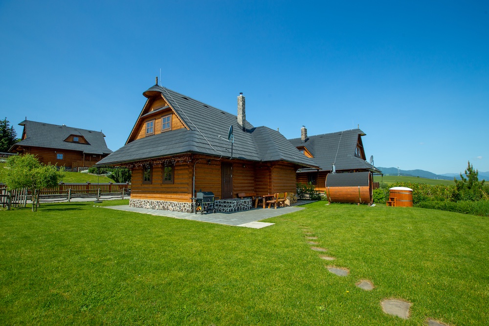 CHALUPKOVO's tweet photo. Chalúpka ANNUŠKA🏡 … je útulná drevenica,👀 určená na pobyt až 7-9 osôb.👨‍👩‍👧‍👦Chata má oplotený a veľmi pekný priestranný a rovinatý pozemok👍🏻 s panoramatickým výhľadom🤩, z ktorého je vidieť aj Vysoké Tatry. Na pozemku chaty sa nachádza súkromná sauna🧖‍♀️ s ochladzovacou vaňou🧊. https://t.co/ltTUTSLSK0