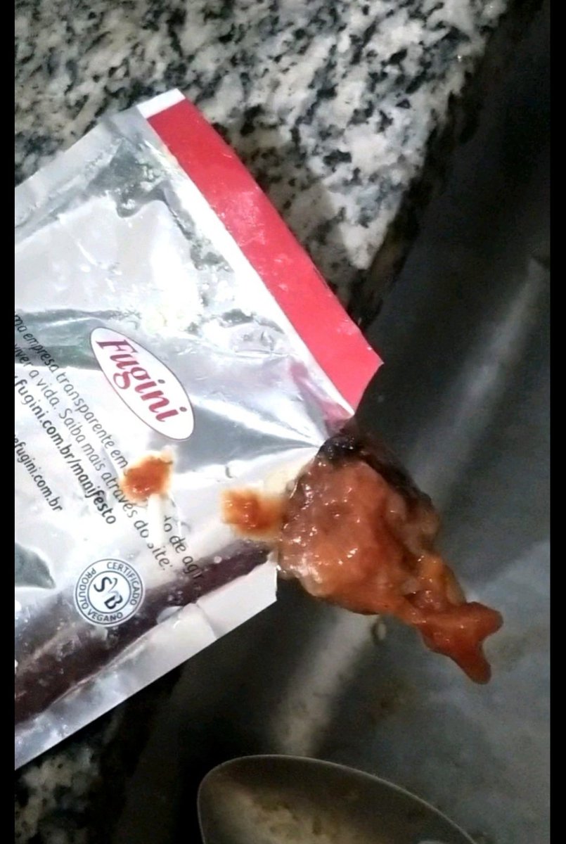 Gridbrito's tweet photo. Difícil acreditar até acontecer com a gente! Eu estava preparando o jantar, fui abrir o molho de tomate fugini e me deparo com um fungo gigante, monstruoso. Eu tô com ânsia de vômito até agora!! Que descaso do crl
Ps tava dentro do prazo de validade
#nojo #fugini #anvisa https://t.co/W53LmJWSPs