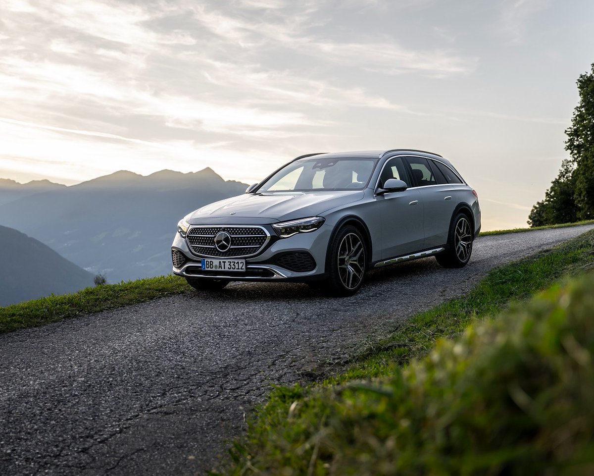 MercedesBenz's tweet photo. The E-Class All-Terrain exterior has an unmistakable look: Off-road design elements include the unique front grille, special bumpers, high-gloss chrome front and rear underride guard, and the dark grey wheel-arch liners.

More: https://t.co/475oQtze0e

#MercedesBenz #EClass https://t.co/saQTtQvWLm