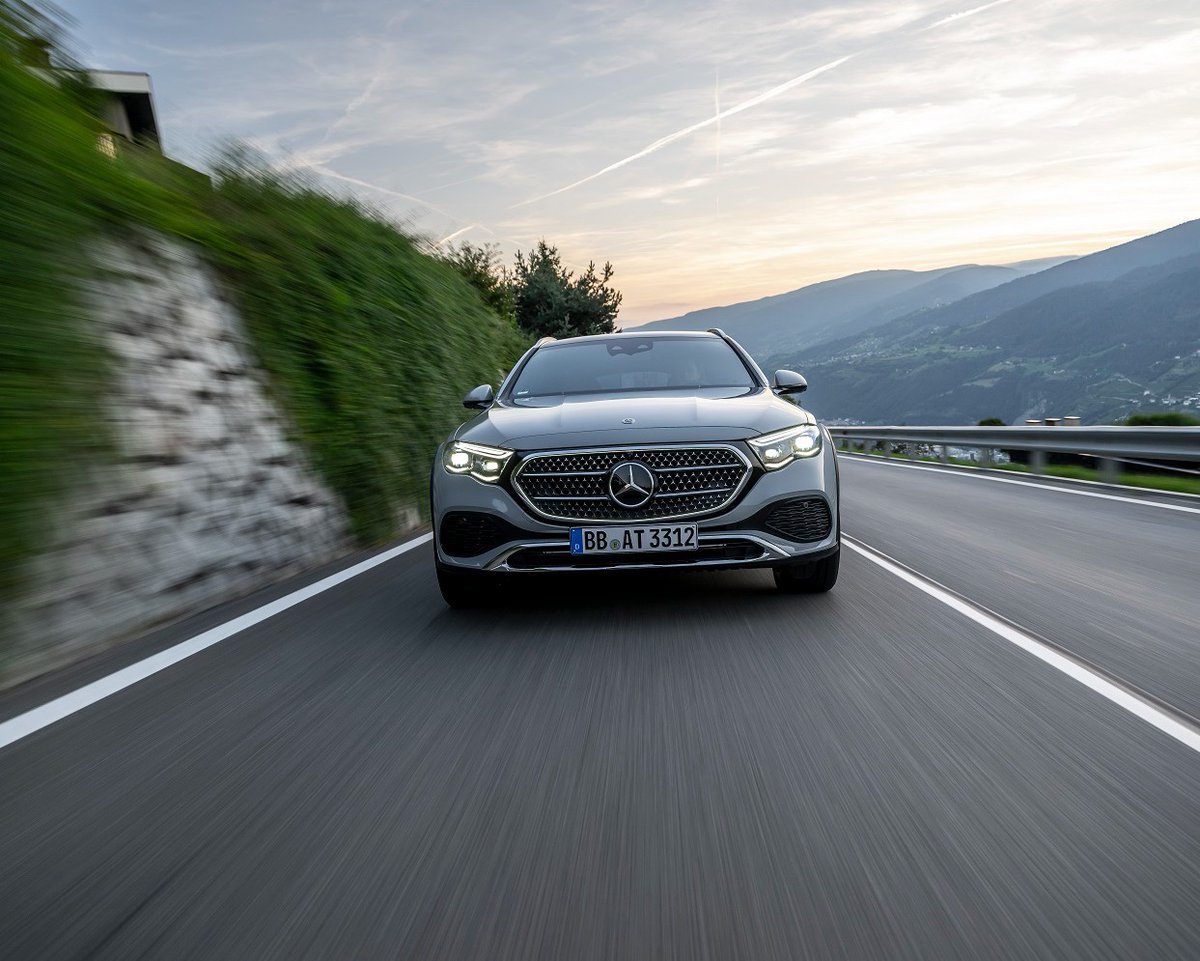 MercedesBenz's tweet photo. The E-Class All-Terrain exterior has an unmistakable look: Off-road design elements include the unique front grille, special bumpers, high-gloss chrome front and rear underride guard, and the dark grey wheel-arch liners.

More: https://t.co/475oQtze0e

#MercedesBenz #EClass https://t.co/saQTtQvWLm