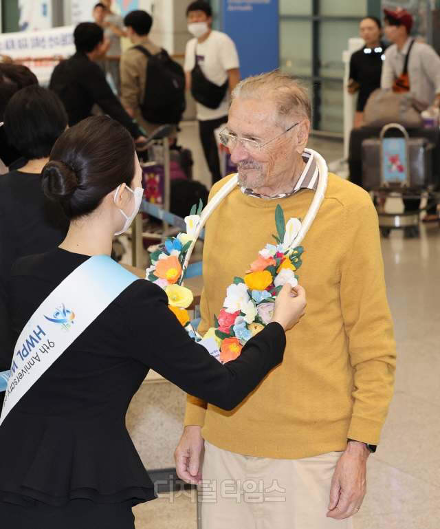 디지털타임스-입국하는 에밀 콘스탄티네스쿠 루마니아 전 대통령