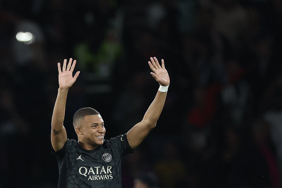 BrunoCane4's tweet photo. Luis Enrique: “Kylian Mbappé is the best player in the world, trust me” 🔴🔵🇫🇷

“More than his technical skills, what has impressed me is his human quality. It's a pleasure to have him in dressing room — he's a leader who always has a smile on his face”. https://t.co/TUYQDRY05P