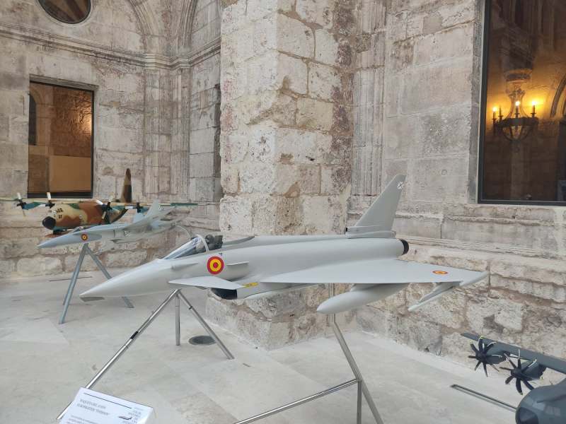 aviaciondigital's tweet photo. 🔴 «Volar, historia de una aventura»: la exposición que ha llegado ya a Burgos ⛪
Del 22 al 24 de septiembre, se incorporarán a la exhibición el North American #T6G ‘Texan’ y el Hispano Aviación #HA200 ‘Saeta’
👉 https://t.co/Xxloywqak4 https://t.co/F0uTx5iIoJ