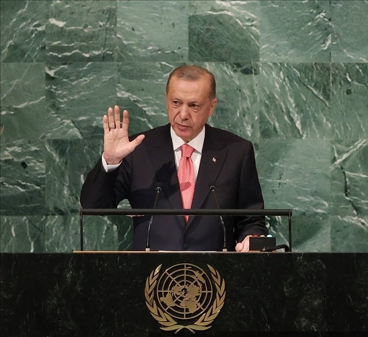 AsiaTimesAf's tweet photo. رجب طیب #اردوغان؛ رییس‌جمهور ترکیه در هفتادوهشتمین نشست مجمع عمومی سازمان ملل متحد گفت که "تغییر حکومت موقت در #افغانستان به یک اداره فراگیر که در آن همه اقشار جامعه به گونه‌ منصفانه زندگی کنند، راه را برای افغانستان با ثبات هموار می‌کند."
#آسیاتایمز_افغانستان https://t.co/k6Ae4fvPNF
