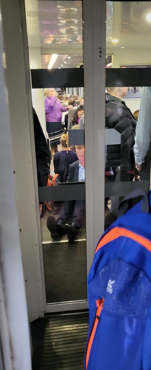 dadtired's tweet photo. @chilternrailway not a good look is it? https://t.co/PWDYVyp2Y4