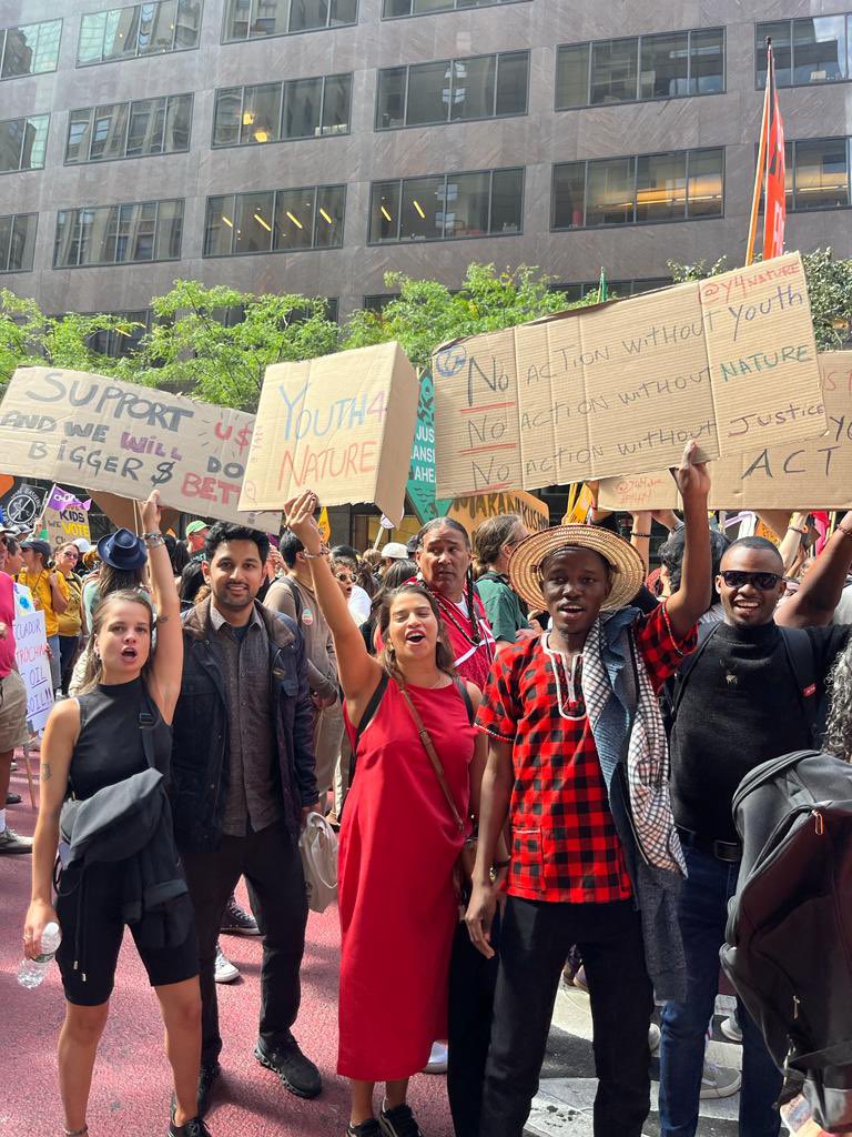 youngo_unfccc's tweet photo. Over 75,000 people from around the world 🌎, marched with a powerful message: "With the power of the youth, with the frontlines, with the truth, we're ending fossil fuels!" 🛢️ 

Young voices demanding change for a sustainable planet. #EndFossilFuels #MarchToEndFossilFuels https://t.co/3UjsZzSlfd