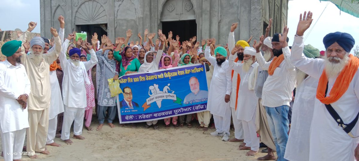 nrega80075's tweet photo. ਜ਼ਿਲ੍ਹਾ ਤਰਨਤਾਰਨ ਦੇ ਮਨਰੇਗਾ ਕਿਰਤੀਆਂ ਨੂੰ ਪ੍ਰਸਾਸ਼ਨ ਕੰਮ ਦੇਣ ਵਿੱਚ ਅਸਮਰਥ ਰਿਹਾ ਹੈ। ਅੰਤਰਰਾਸ਼ਟਰੀ ਪੇਂਡੂ ਮਹਿਲਾ ਦਿਵਸ ਦੇ ਮੌਕੇ ਉਪਰ ਮਨਰੇਗਾ ਕਿਰਤੀ ਤਰਨਤਾਰਨ ਸੜਕਾਂ ਤੇ ਆ ਕੇ ਸੰਘਰਸ਼ ਕਰਨ ਲਈ ਮਜਬੂਰ ਹਨ। https://t.co/qj1I2rQA26