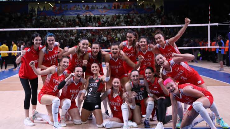 2024 Paris Yaz Olimpiyat Oyunları elemeleri için dördüncü maçında Tokyo’da Arjantin’ 3-1 yenen Atatürk’ün kızlarını kutluyor ve başarılarının devamını diliyorum. İyi ki varsınız!