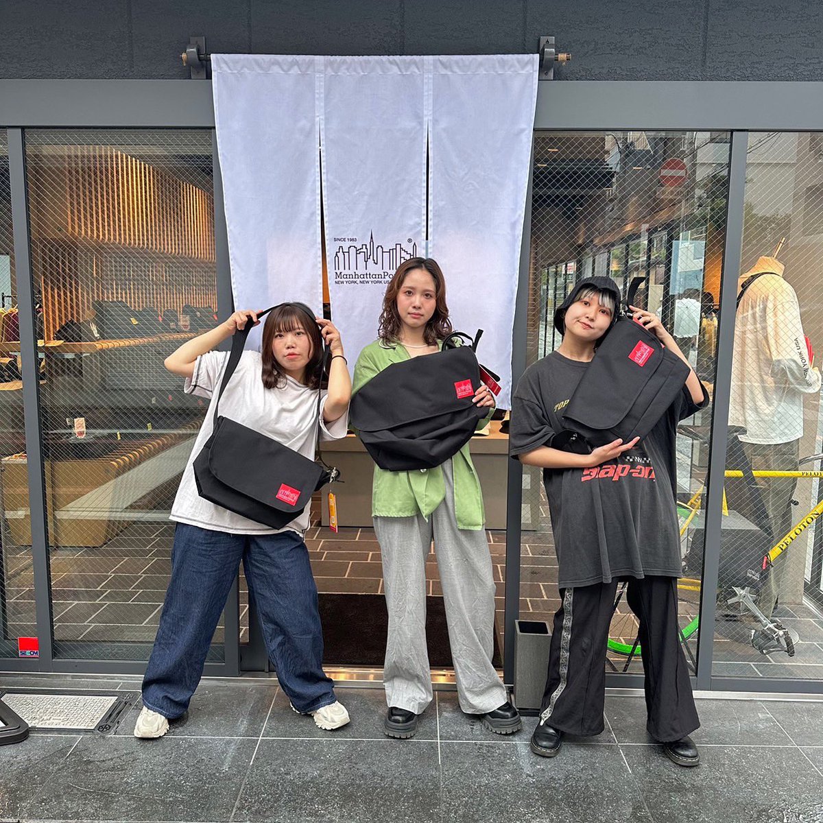 TETORA_info's tweet photo. Manhattan Portage KYOTOへ遊びにいってきました🧳

11月15日にManhattan Portageのイベントに出演させてもらいます！

at 大阪 心斎橋ANIMA
「Good Vibration」

ENTH
Wienners
TETORA

OPEN 17:30 / START 18:00
前売り 3800円
来月からチケット販売開始！ https://t.co/yJdZIwai4c