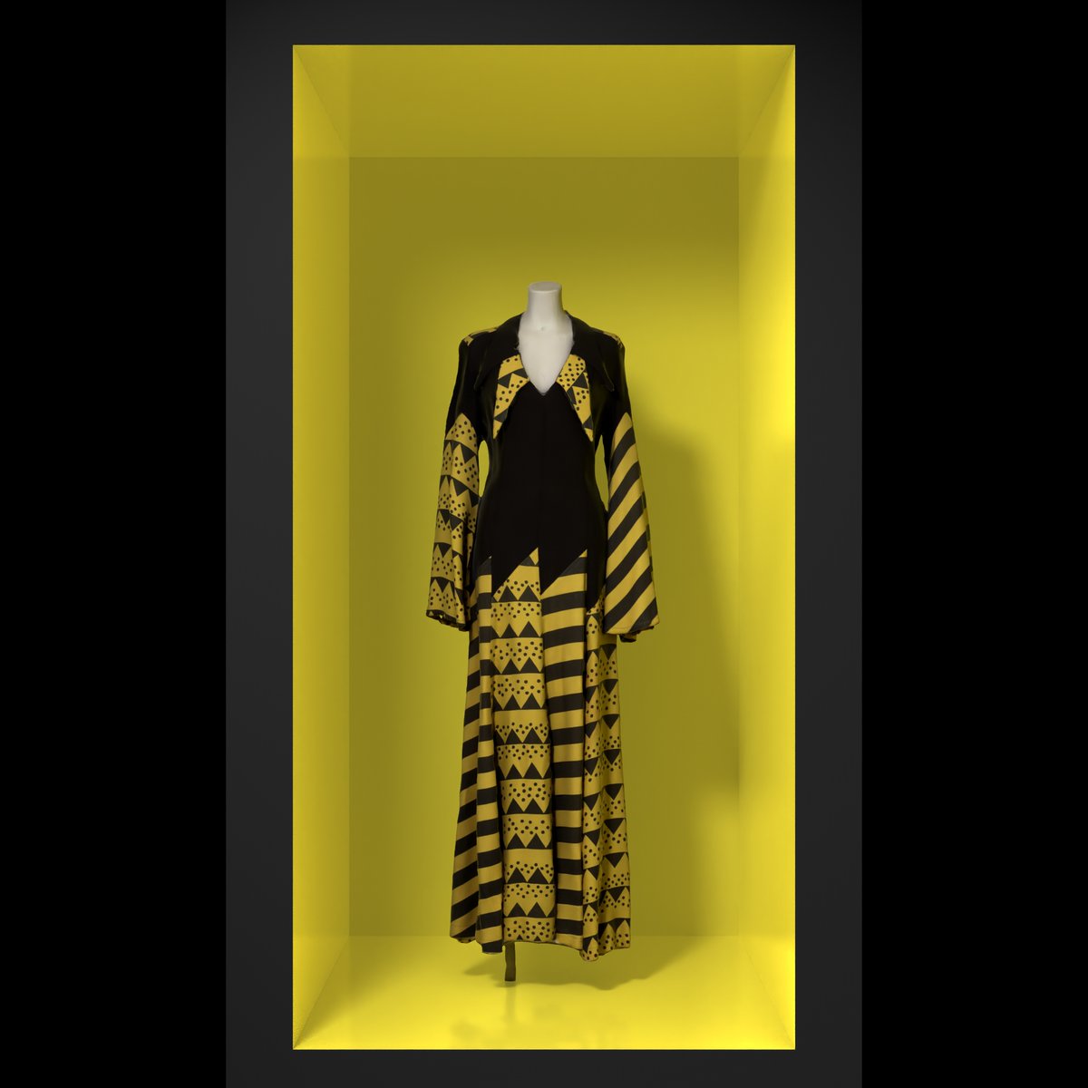 OSSIE CLARK “evening dress with trumpet sleeves”
designer: Ossie Clark
textile designer: Celia Birtwell
label: OSSIE CLARK / Quorum
year: 1969
#LA_MUSEUM