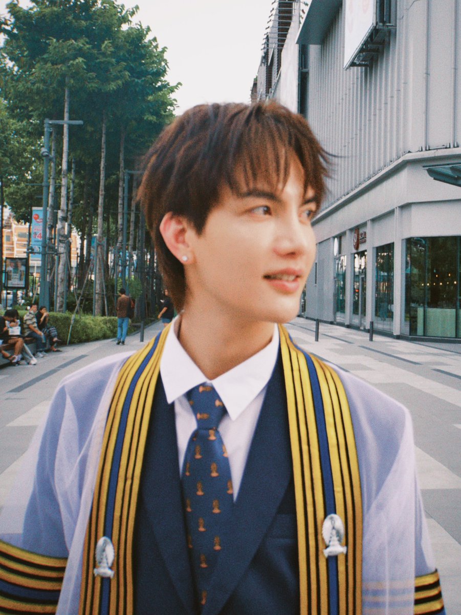 tongthk's tweet photo. สวัสดีครับ ต๋องเรียนจบแล้วนะครับ (และคงพอแล้ว 😂) มีแฟนๆหลายๆท่านอยากมาร่วมแสดงความยินดี  ถ้าเป็นไปได้ ขออนุญาตเรียนเชิญในวันที่ 6 ตุลาคมนะครับ หลังบ่ายๆ เป็นต้นไป  ที่คณะนิเทศศาสตร์ จุฬาลงกรณ์มหาวิทยาลัยครับ สำหรับท่านใดที่ไม่สะดวก ไม่เป็นไรนะครับ ยินดีรับกำลังใจออนไลน์ครับ ❤️😂 https://t.co/QRVVI9mUk4