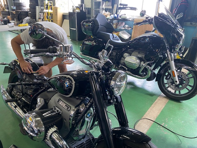 MotorradSetaga8's tweet photo. DK5さんを訪問中。
新たなBMWR18カスタムのご提案ができそうです、
ご期待ください。
ヤバめなカッコよさです。
#DK5
#bmwmotorrad
#bmwr18
#俺のbmwr18
#motorradsetagaya
#子持ちライン
#川越っていったら小江戸ステーキあんどうどんビッグ https://t.co/gRDaBGcNMw