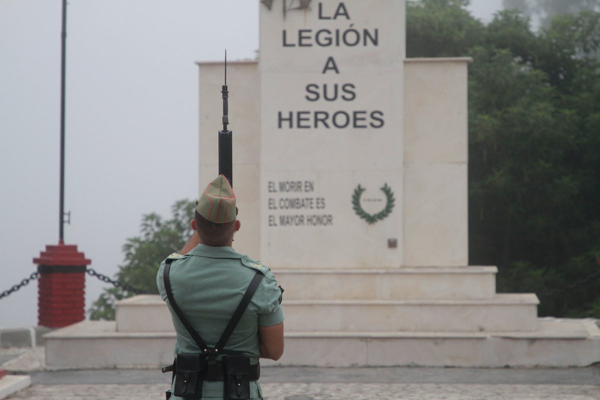 EjercitoTierra's tweet photo. #Taldíacomohoy 1920 se filia el primer legionario. Hoy celebra #LaLegión su aniversario. La Legión atesora historial y tradiciones junto a operatividad. "Por encima de mi vida y de mis intereses, ¡España!" #EfeméridesEjército 🇪🇸 https://t.co/O4JlIVAA8x