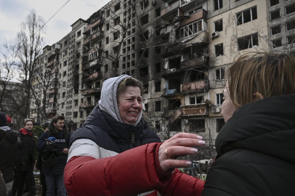 JayinKyiv's tweet photo. Amidst economic ruin after it's failed attempt to conquer Chechnya in 1997, Russia signed a peace treaty. 

In 1999, stronger after receiving grants from IMF and World Bank, Russia again invaded, murdering everyone you see at this table and 400,000 others.

Those who call for Ukraine to surrender ANY territory are f*cking idiots.