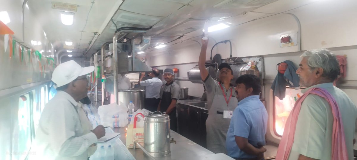 drmsecunderabad's tweet image. #Swachh Railgaadi  @12791 Danapur Express   cleanliness and Maintenance Inspected by  ADME/EnHM/SC #interacted with passengers on cleanliness awareness @Swachhata Pakhwada