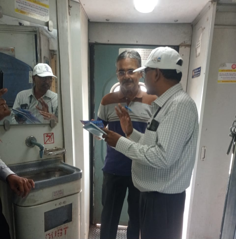 drmsecunderabad's tweet image. #Swachh Railgaadi  @12791 Danapur Express   cleanliness and Maintenance Inspected by  ADME/EnHM/SC #interacted with passengers on cleanliness awareness @Swachhata Pakhwada