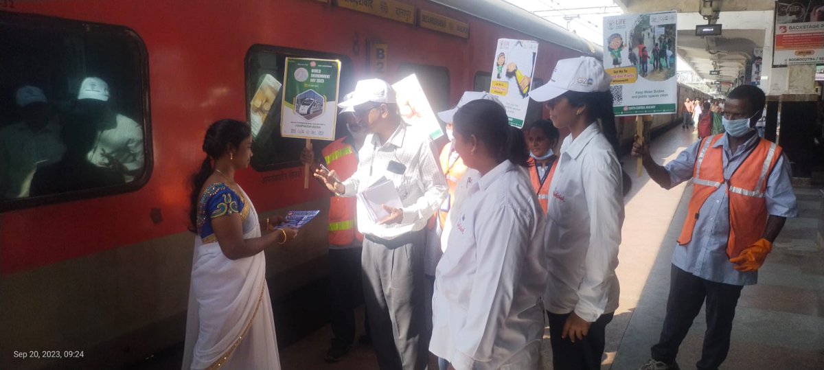 drmsecunderabad's tweet image. #Swachh Railgaadi  @12791 Danapur Express   cleanliness and Maintenance Inspected by  ADME/EnHM/SC #interacted with passengers on cleanliness awareness @Swachhata Pakhwada