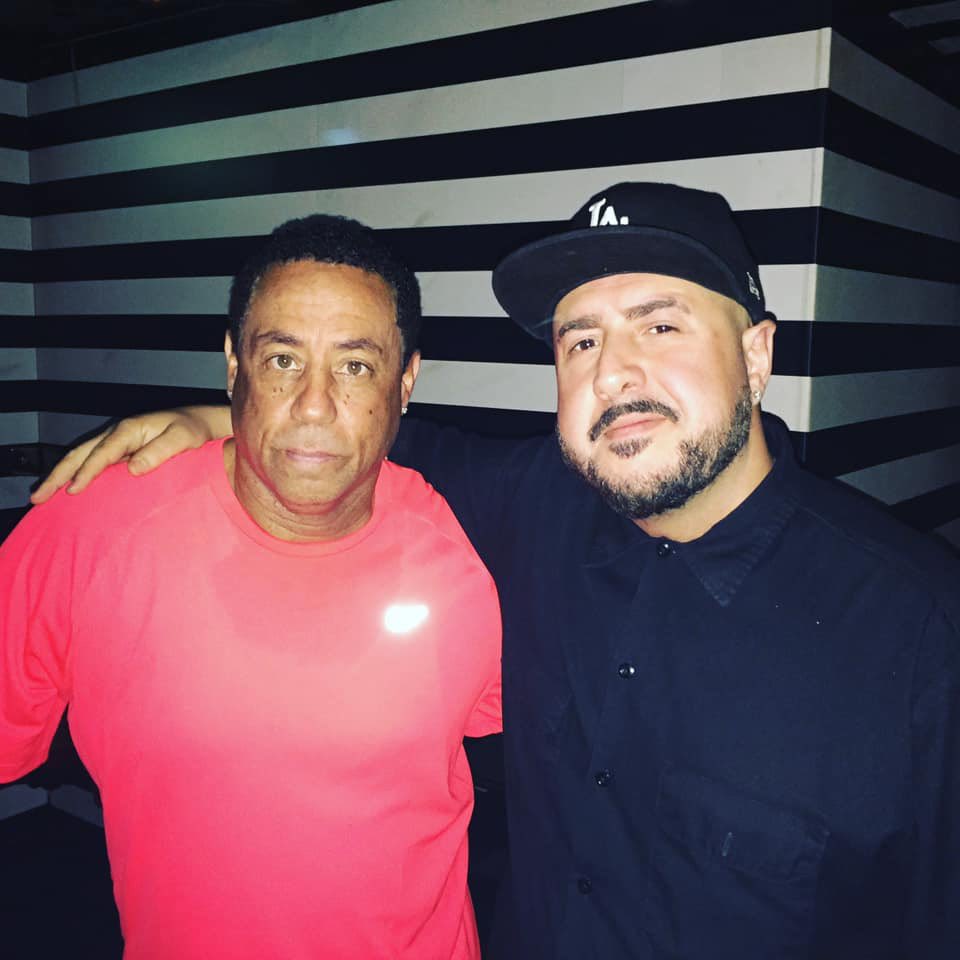 Smokingroove tweet media