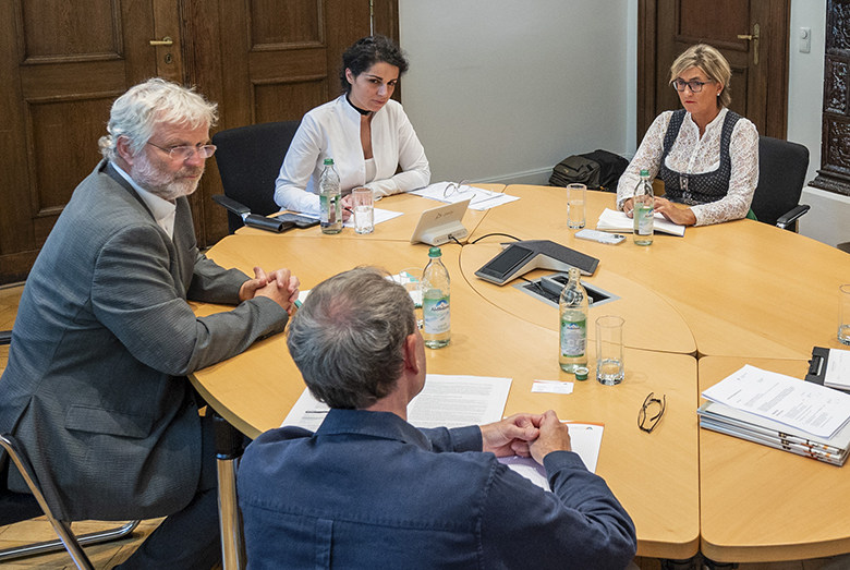 DJH_BAY's tweet photo. Intensiver Austausch und konkrete Vereinbarungen  beim Spitzengespräch mit dem BLLV. DJH-Präsident Klaus Umbach (l.) im  Gespräch mit BLLV-Präsidentin Simone Fleischmann (r.) - Fotostudio  Roeder https://t.co/1AiVZegU7p