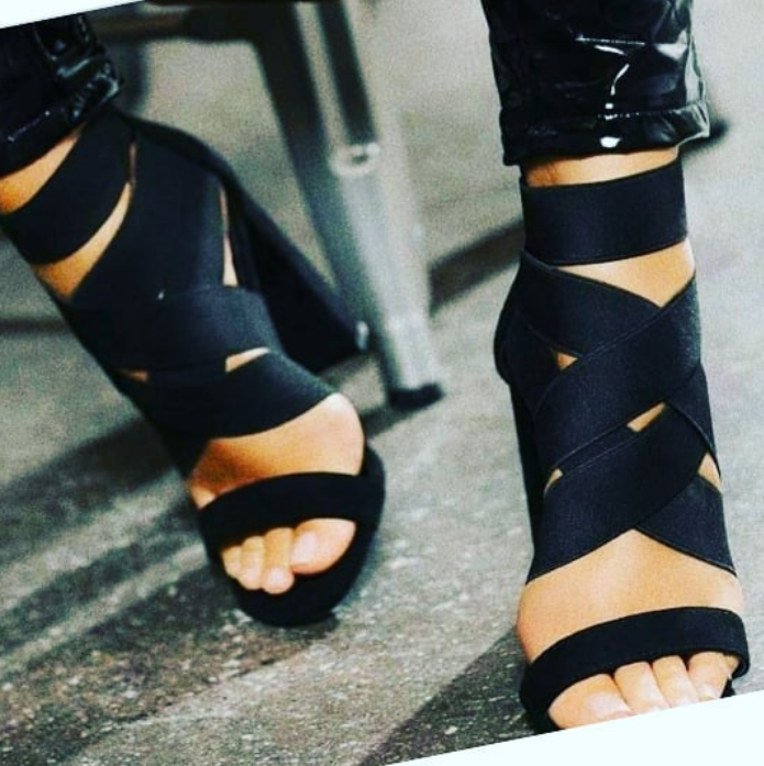 @KhutsoTheledi Gooooooooooooooood Morning Khutz Khutz! 

A fresh pedi is all that's required really. Oh and, moisturize the feet accordingly. Can't be outchea all ashy na mean.

Here's my favourite pair for the office🖤

#RandomInternetSearch #BreakAwayWithKhutsoTheledi #DoYouBoo