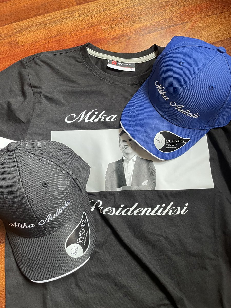 MikaAaltola's tweet photo. En minä, mutta yli tuhat suomalaista vapaaehtoista ovat polkaisseet pystyyn aidon kansanliikkeen. Kuudessa viikossa. Eri puolilla Suomea. Siihen ei ole kulunut puoluetukea, vaan aitoa innostusta. Lippiksiä ja paitoja tuli tänään postitse Joensuun tiimiltä. Kiitos! https://t.co/WH6WYBOIrI