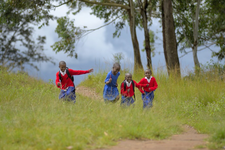 Fairtrade_DE's tweet photo. Zum diesjährigen #Weltkindertag hat die UN die Kinderrechtskonvention offiziell um das Recht für Kinder auf eine gesunde Umwelt erweitert. Fairtrade trägt durch Maßnahmen für mehr globale #KlimaFairness zur Einhaltung dieses Rechts bei https://t.co/Hma3YGFlyl. https://t.co/oIWR2OZCAi
