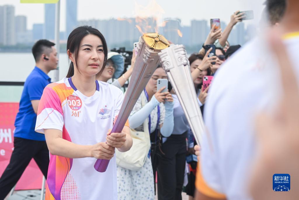 杭州亚运会火炬传递仪式杭州站举行
9月20日，火炬手郭晶晶在火炬传递中。
　　当日，杭州亚运会火炬传递仪式杭州站在浙江省杭州市举行，完成最后一站传递。