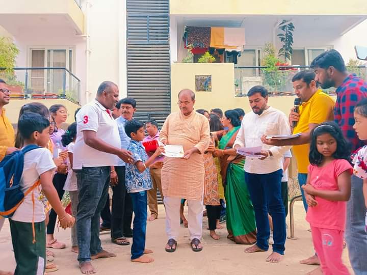Sampath Ramanujam (@sampathramanuja) on Twitter photo Our beloved leader Shri Aravind Limbavali ji visited Mahaveer Amaze apartment in Seegehalli & appreciated the kids for making creative eco friendly clay Ganesha.
Distributed certificates to the kids & encouraged them with his kind words.
<a href="/ArvindLBJP/">Aravind Limbavali</a> <a href="/BPACofficial/">B.PAC - Bangalore Political Action Committee</a> <a href="/BCLIPAlumni/">B.CLIP Alumni Association</a> Our beloved leader Shri Aravind Limbavali ji visited Mahaveer Amaze apartment in Seegehalli & appreciated the kids for making creative eco friendly clay Ganesha.
Distributed certificates to the kids & encouraged them with his kind words.
<a href="/ArvindLBJP/">Aravind Limbavali</a> <a href="/BPACofficial/">B.PAC - Bangalore Political Action Committee</a> <a href="/BCLIPAlumni/">B.CLIP Alumni Association</a>