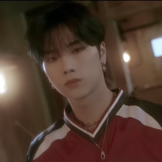 왤케 바보같이생긴것임
속으로     오늘점심모먹징..    라는생각을하고잇을것같아