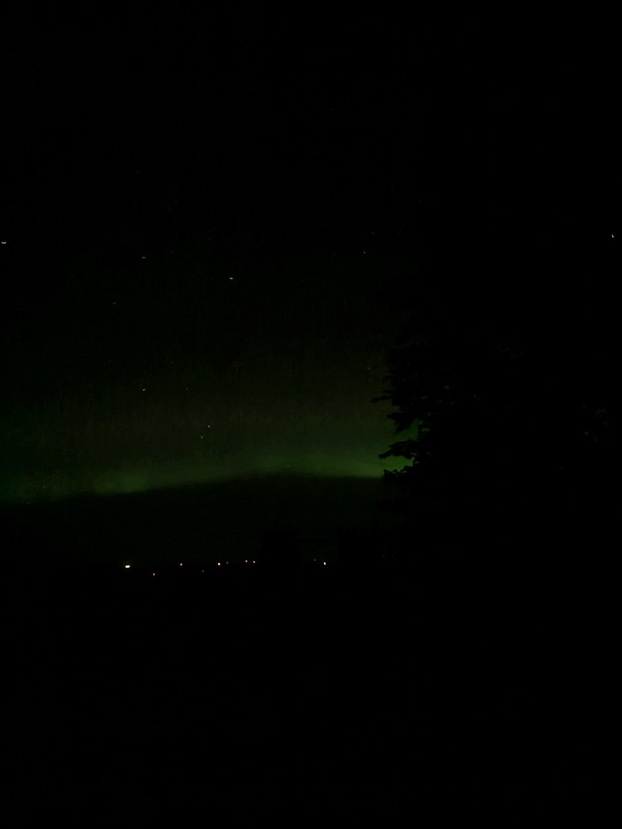 EmmMarchand's tweet photo. When I thought it couldn't get any better... a truly awe-inspiring farewell gift from Ram Mountain: witnessing the enchanting aurora from my bed window on the final night! 🌌✨
 #RamMountain #AuroraMagic https://t.co/rPu2aiDho8