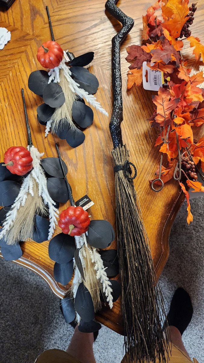 ZariasMagic's tweet photo. Before | After. I had a lot of fun making this little decoration project! I painted the handle to make it look more like natural wood instead of cheap plastic. I think it turned out pretty fun! https://t.co/yd498eY6jk