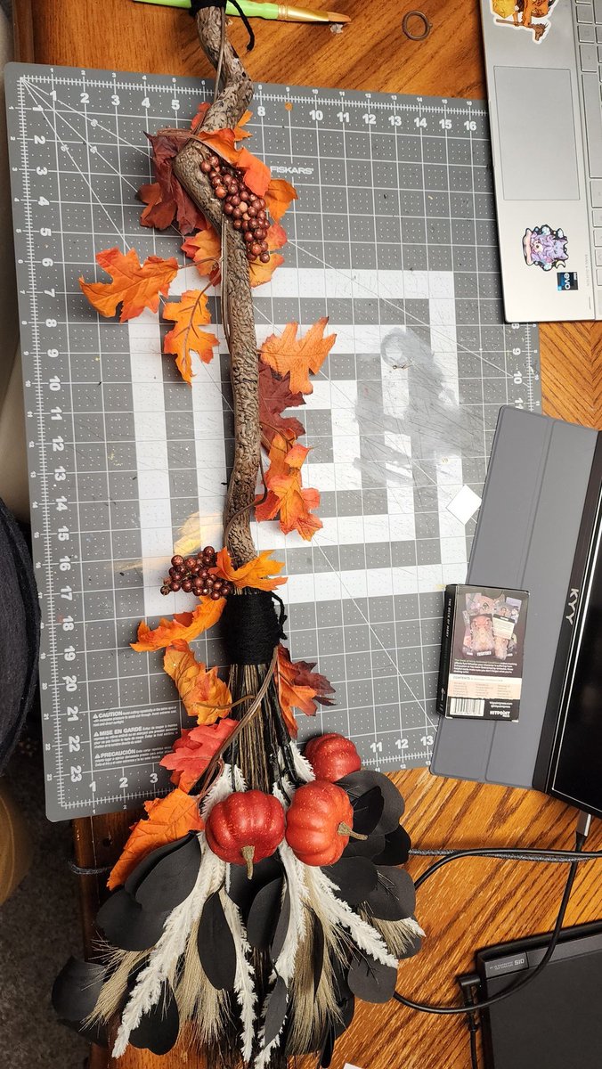 ZariasMagic's tweet photo. Before | After. I had a lot of fun making this little decoration project! I painted the handle to make it look more like natural wood instead of cheap plastic. I think it turned out pretty fun! https://t.co/yd498eY6jk