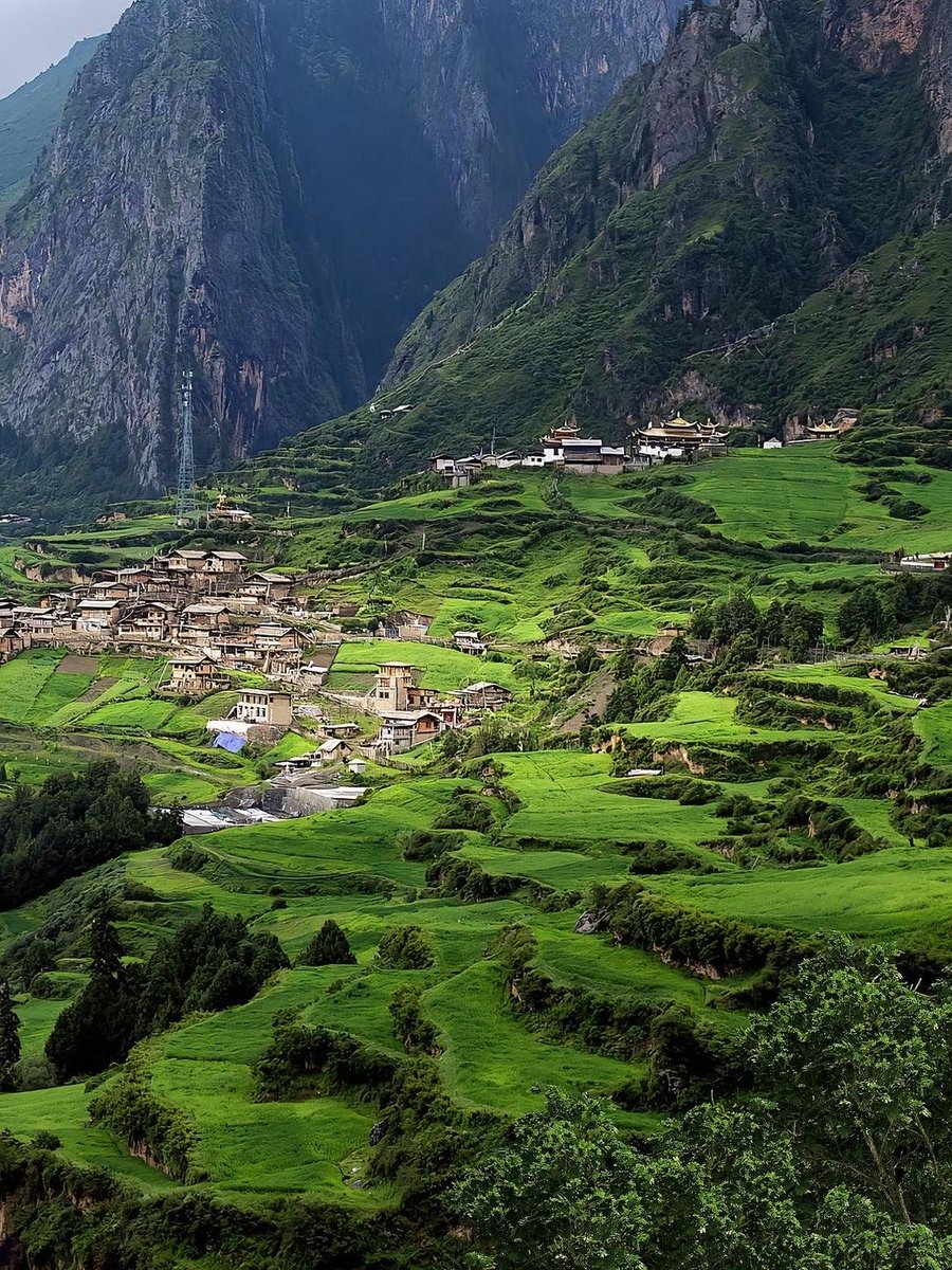 甘南扎尕那——被悬崖包围的藏族小村寨，见山是山，见云是云，小众，安静，自然，到了这里就再也不用羡慕国外的风景了！