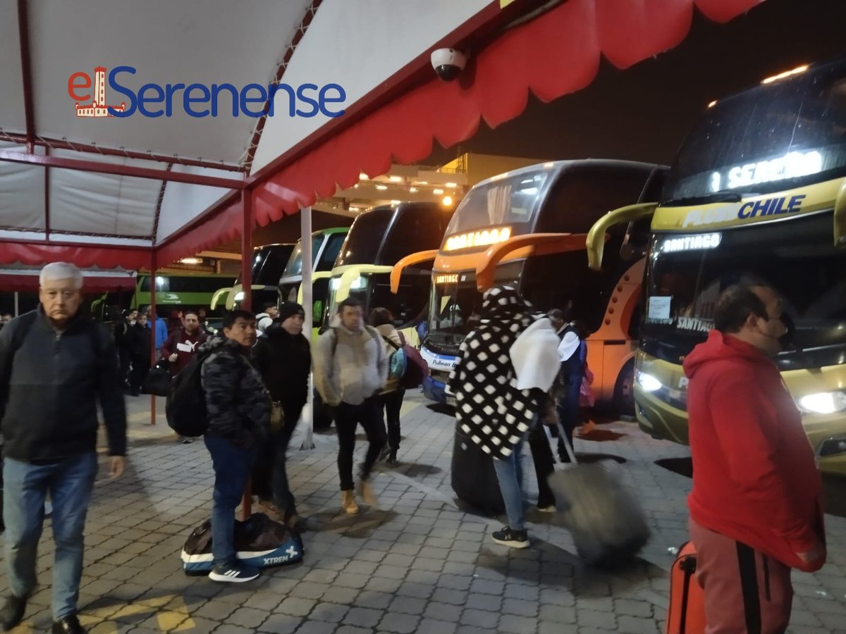 redcomunales's tweet photo. #Elqui #LaSerena Completamente agotados los pasajes de regreso a #Santiago hace una semana para esta madrugada de #20desep Terminal de buses en su máxima capacidad con salidas cada 10 minutos. Pasaje más barato estaba a 25 mil pesos https://t.co/5HkFYVWjym