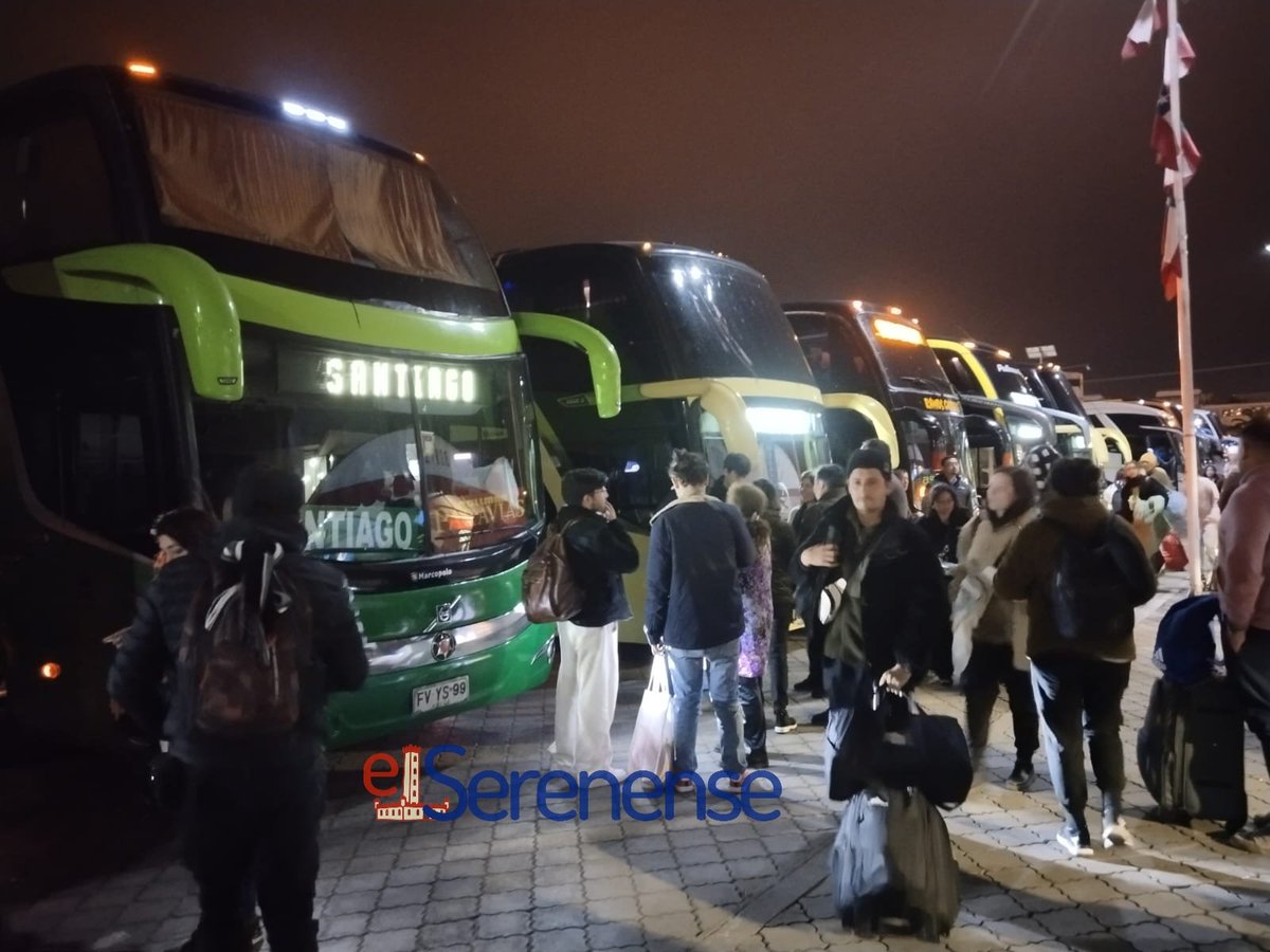 redcomunales's tweet photo. #Elqui #LaSerena Completamente agotados los pasajes de regreso a #Santiago hace una semana para esta madrugada de #20desep Terminal de buses en su máxima capacidad con salidas cada 10 minutos. Pasaje más barato estaba a 25 mil pesos https://t.co/5HkFYVWjym