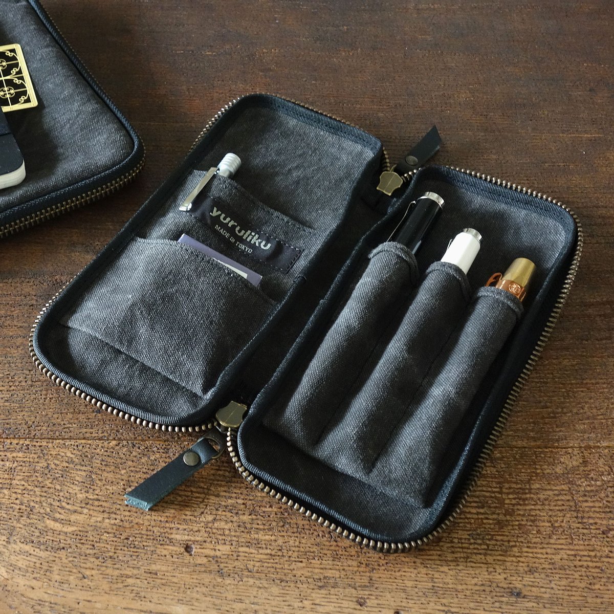 未使用 yuruliku (ユルリク) 収納ケース&ペンケース ユルリクの『FLAT tool case / 3 Pens』に、そっくりなペンケースが出